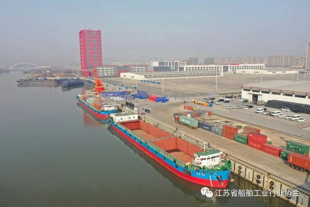 国内首创船用LNG燃料移动换装补给200箱内河集装箱船顺利启航